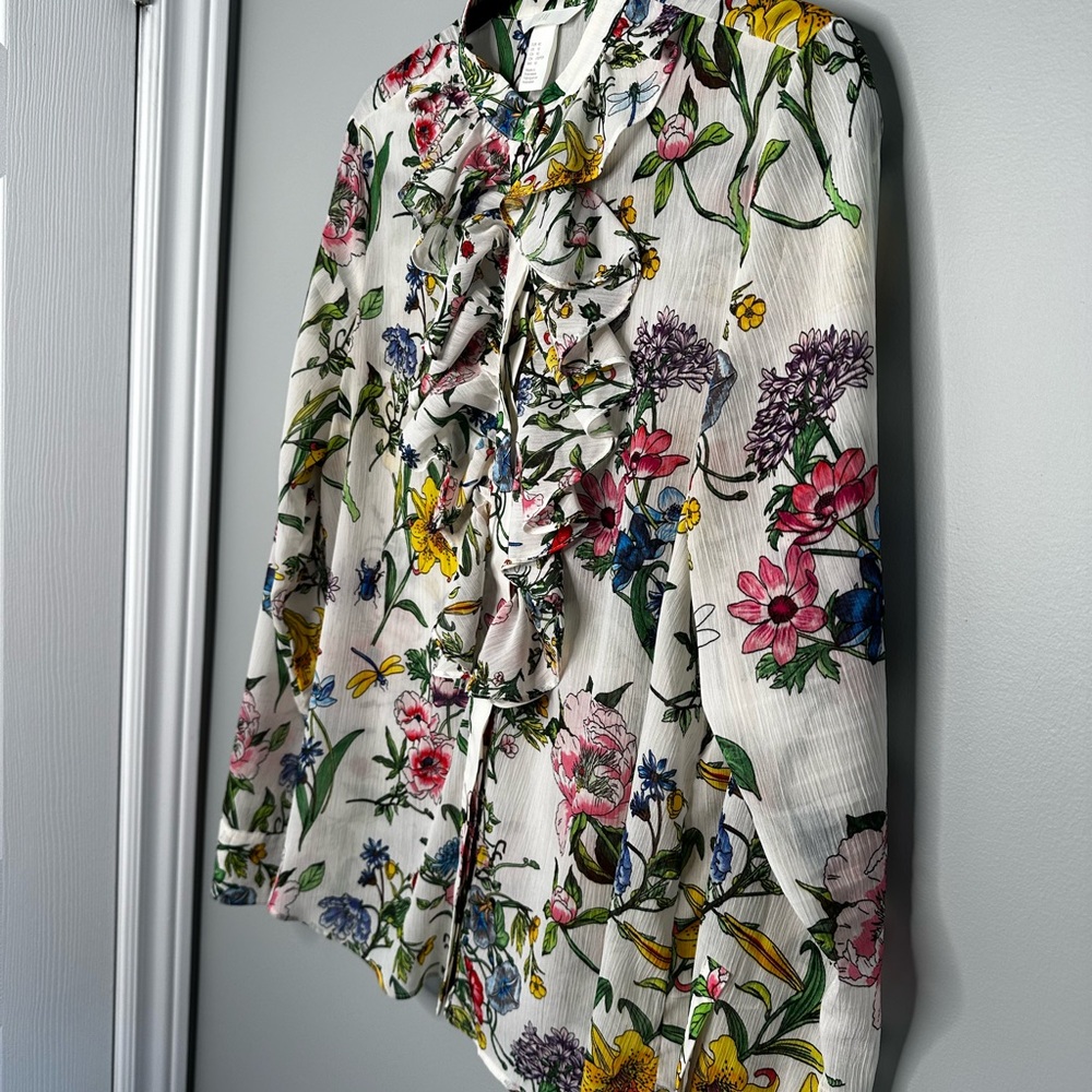 Floral Ruffle Blouse - Delicate and Unique - Picture 4 of 16